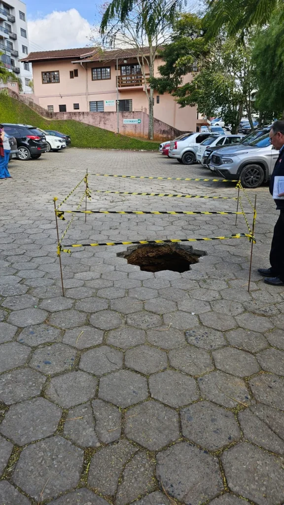 Hospital Regional reduz capacidade do estacionamento após formação de cratera no local