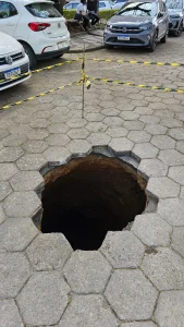 Hospital Regional reduz capacidade do estacionamento após formação de cratera no local