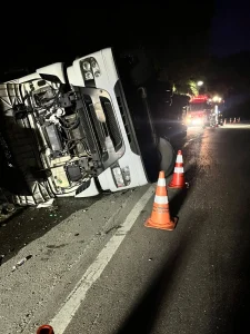 Carreta carregada de madeira tomba na BR-470 em Ibirama