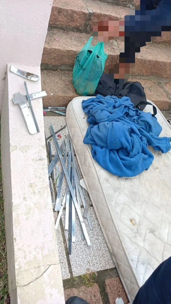 Homem é preso após ser flagrado dormindo sobre objetos furtados de cemitério, em Rio do Sul