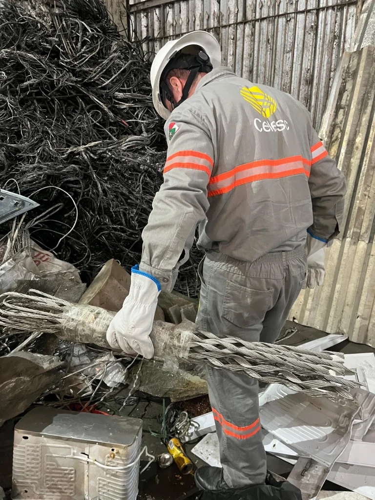 Materiais furtados, de uso exclusivo da Celesc, são encontrados em comércio de sucatas