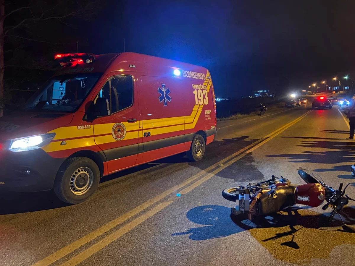 Motociclista tem fratura exposta na perna após acidente envolvendo caminhão em Imbuia