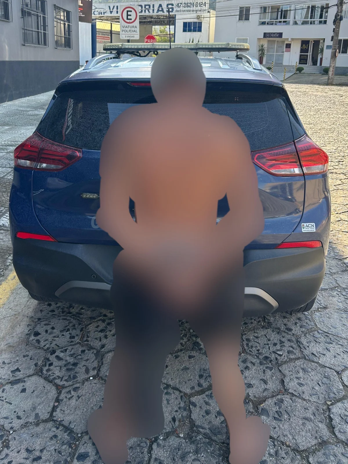 Homem com mandado de prisão por lesão corporal contra mulher é preso, em Rio do Sul