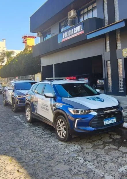 Homem é detido após invadir prédio no bairro Santana e resistir à prisão, em Rio do Sul