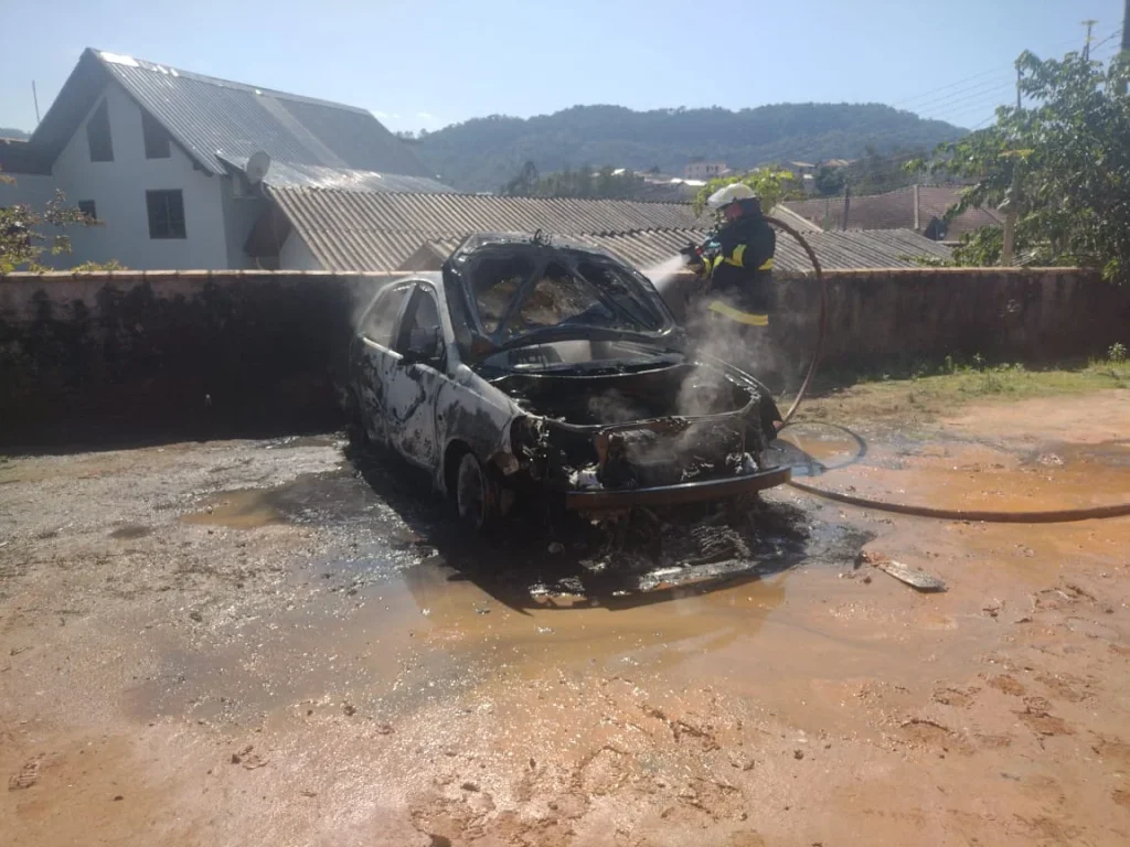 Bombeiros Voluntários combatem incêndio em veículo no município de Witmarsum