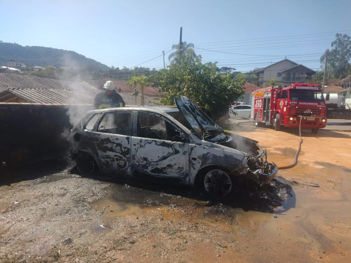 Bombeiros Voluntários combatem incêndio em veículo no município de Witmarsum