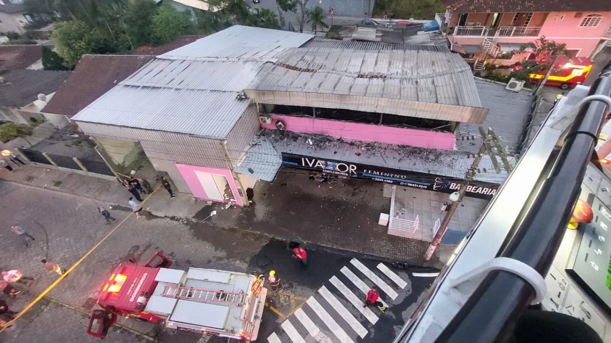 Incêndio de grandes proporções destrói loja de roupas no 2º piso de prédio comercial