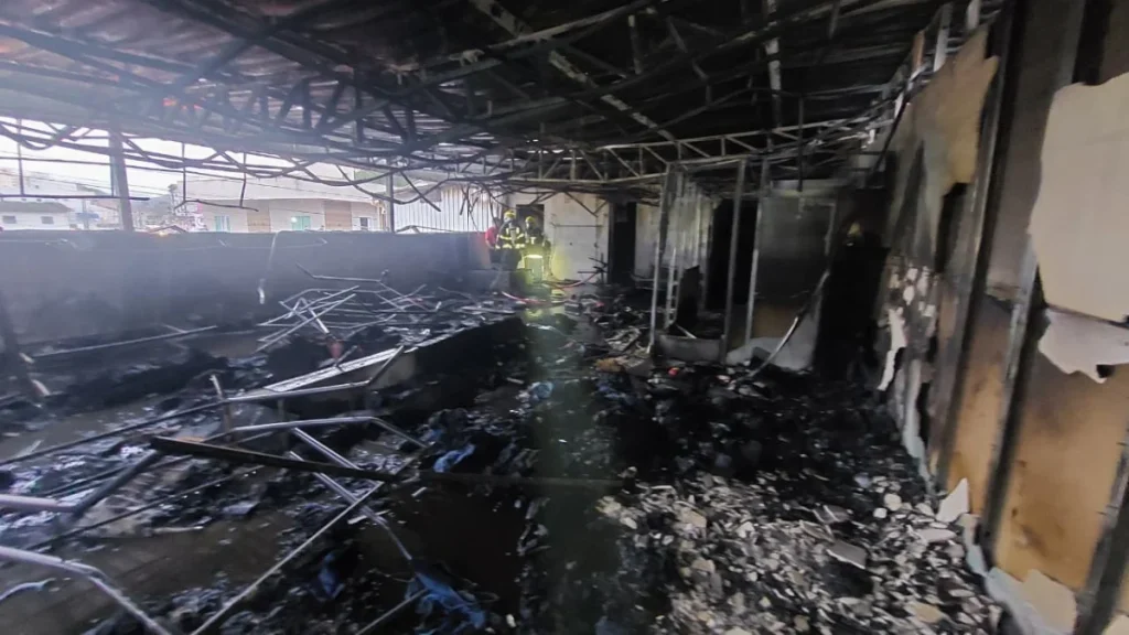 Incêndio de grandes proporções destrói loja de roupas no 2º piso de prédio comercial