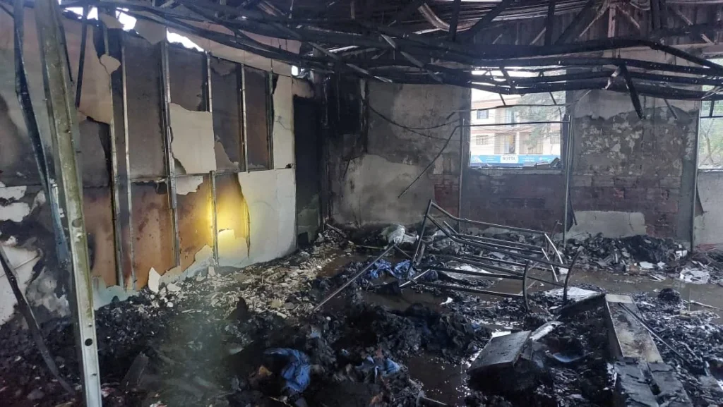 Incêndio de grandes proporções destrói loja de roupas no 2º piso de prédio comercial