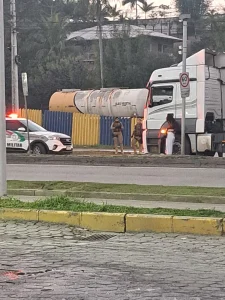 Polícia Militar intervém em discussão entre travesti e motorista de caminhão, em Itajaí