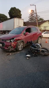 Bombeiros atendem acidente entre carro e moto na BR-470, em Ascurra