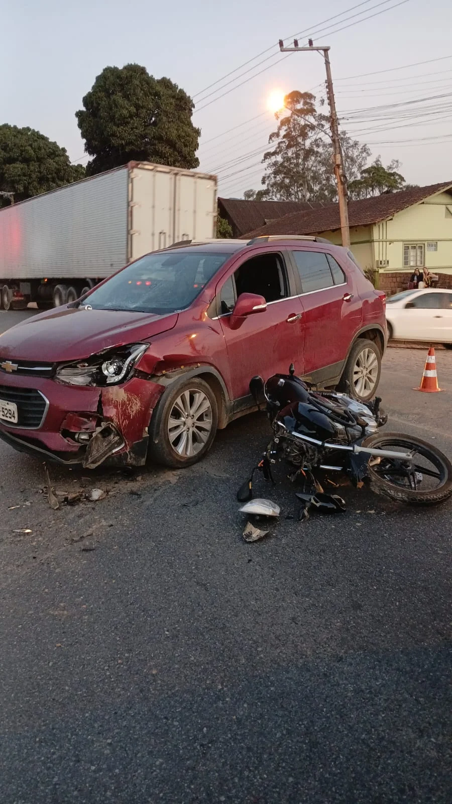 Bombeiros atendem acidente entre carro e moto na BR-470, em Ascurra