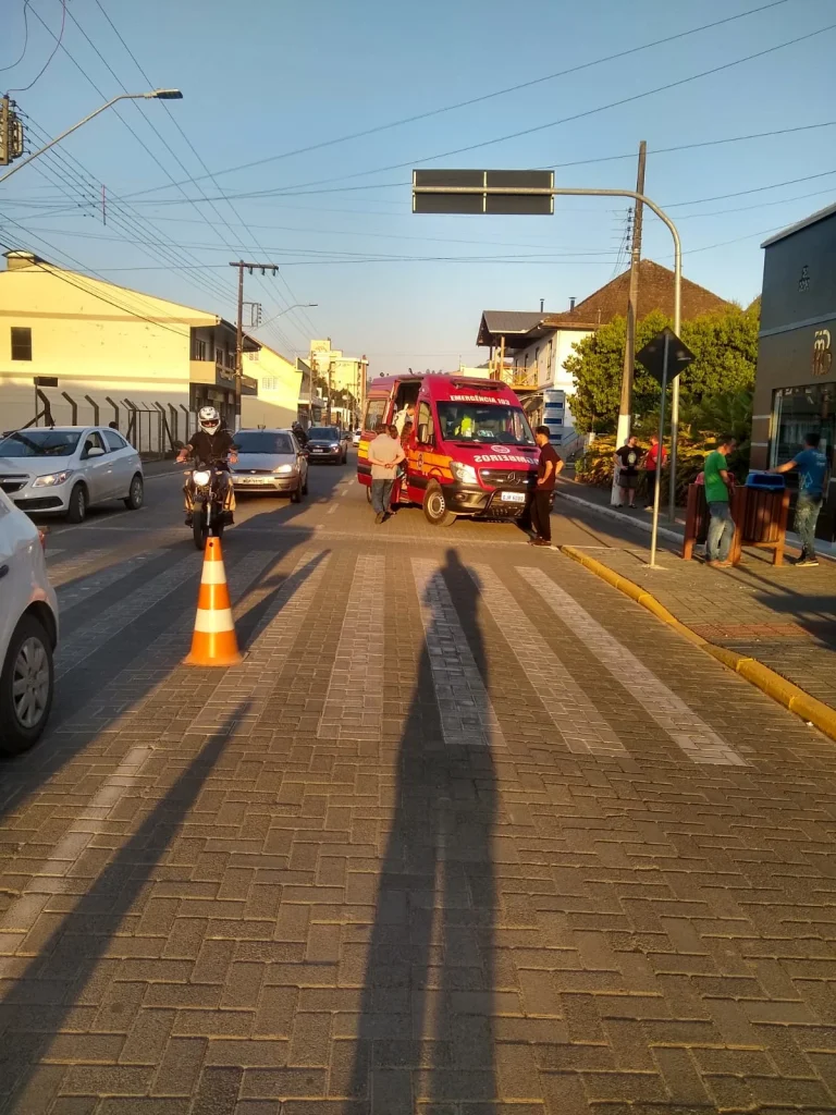 Câmera flagra acidente entre caminhão e carro no Centro de Taió