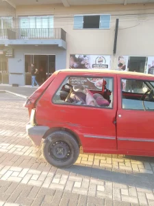 Câmera flagra acidente entre caminhão e carro no Centro de Taió