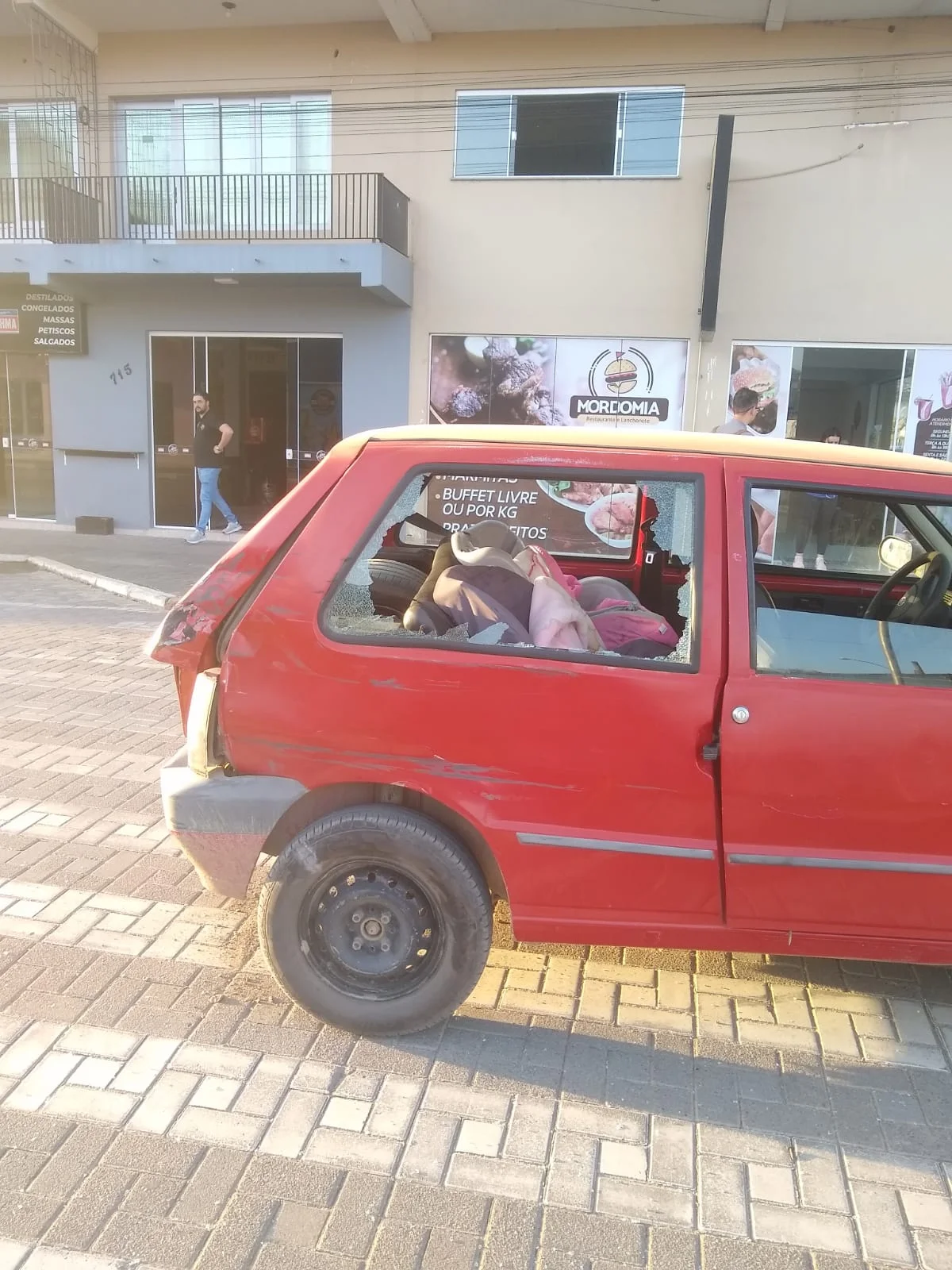 Câmera flagra acidente entre caminhão e carro no Centro de Taió