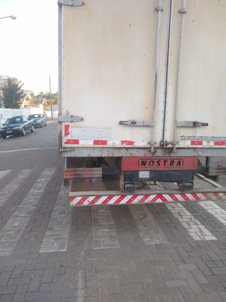 Câmera flagra acidente entre caminhão e carro no Centro de Taió