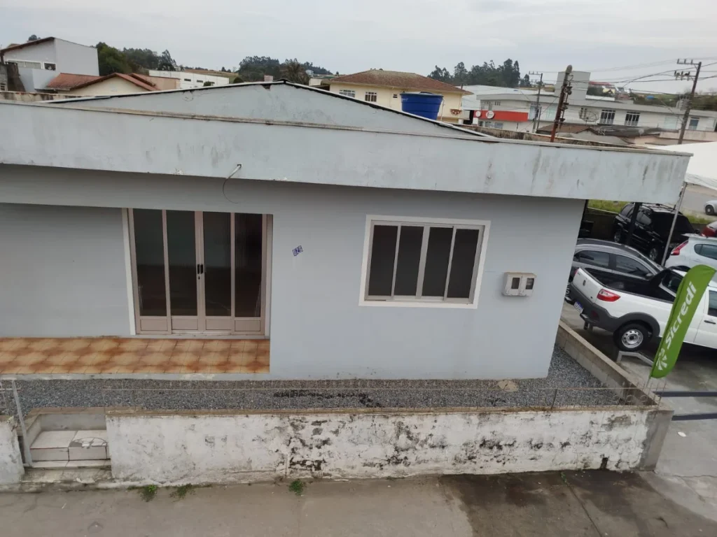 Homem cai de altura de quatro metros e é perfurado por grade pontiaguda, em Imbuia