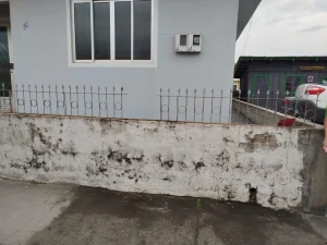 Homem cai de altura de quatro metros e é perfurado por grade pontiaguda, em Imbuia