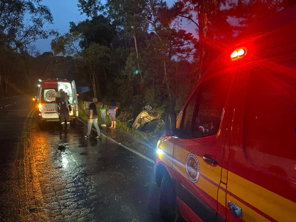 Capotamento é registrado na SC-350 em Ituporanga; três pessoas estavam no veículo