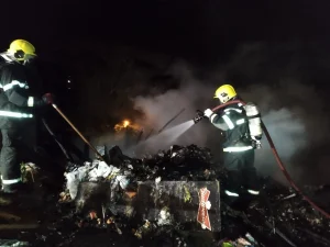 Depósito de materiais recicláveis é destruído por incêndio em Rio do Sul