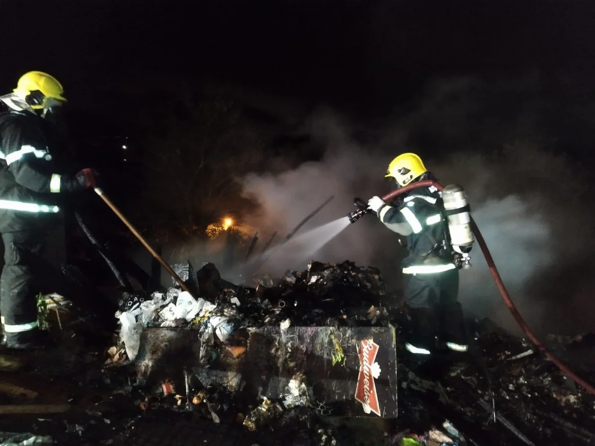 Depósito de materiais recicláveis é destruído por incêndio em Rio do Sul