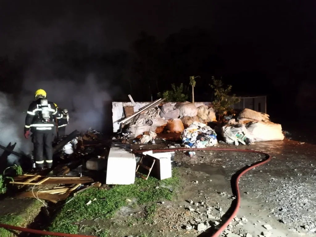 Depósito de materiais recicláveis é destruído por incêndio em Rio do Sul