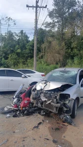 Colisão entre moto e carro deixa motociclista ferido, em Indaial