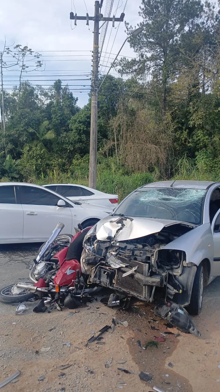 Colisão entre moto e carro deixa motociclista ferido, em Indaial