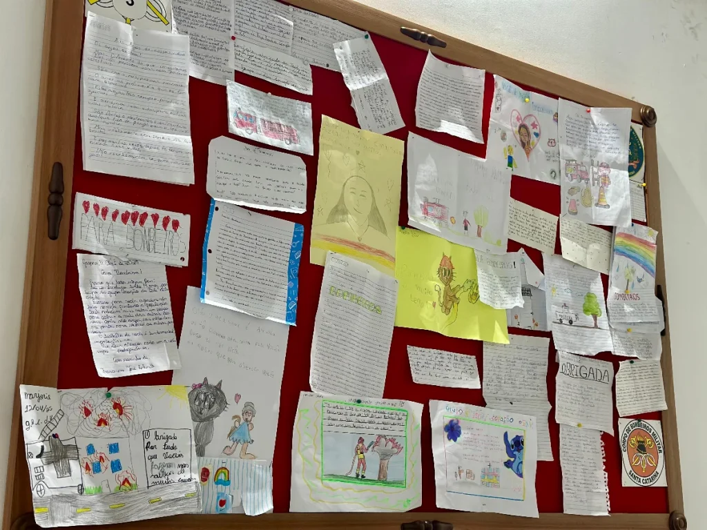 Em Gaspar, mural com desenhos e palavras de incentivo chamam atenção no quartel dos Bombeiros