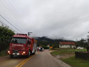 Jovem de 21 anos fica ferido em colisão entre carro e moto, em José Boiteux