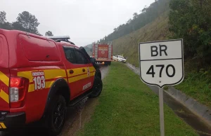 Mulher de 31 anos fica ferida após sair da pista e bater carro contra barranco, na BR-470