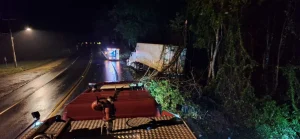 Carreta sai da pista na BR-470 em Apiúna