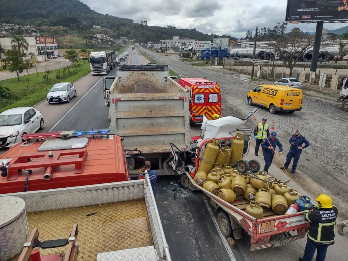 Condutor de caminhonete fica preso às ferragens após colisão com caminhão, em Rio do Sul