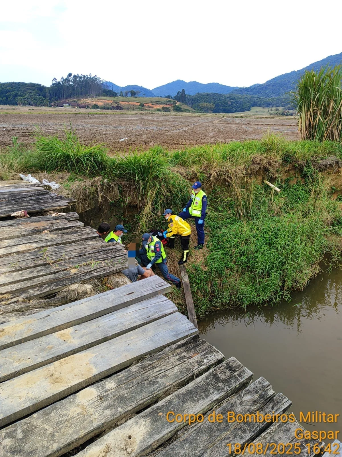Mulher de 62 anos fica ferida ao cair de ponte no interior de Gaspar