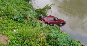 Carro é encontrado parcialmente submerso em rio e pega fogo durante remoção, em Brusque