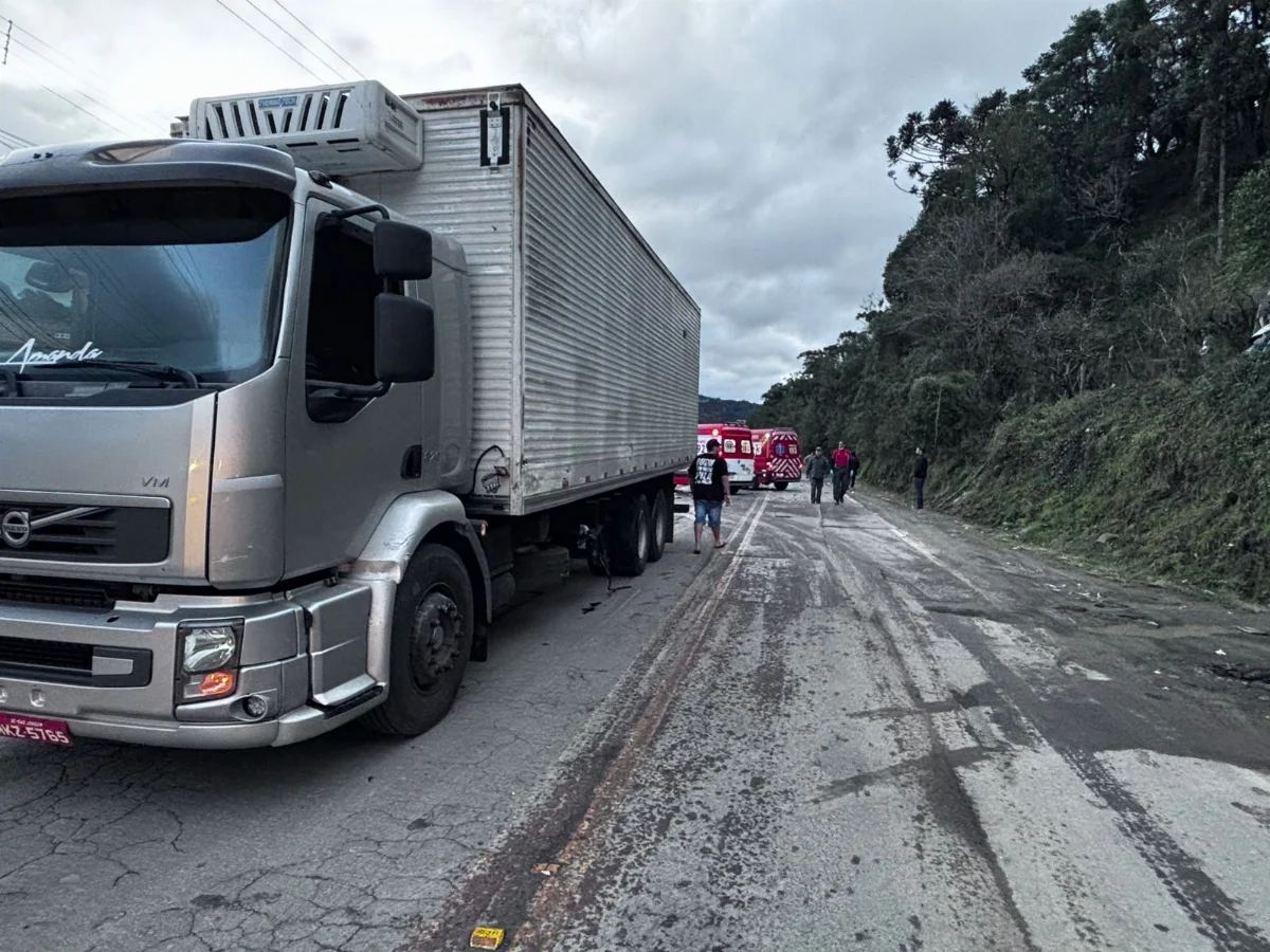 Três pessoas ficam feridas em acidente envolvendo carro e caminhão, em Urubici
