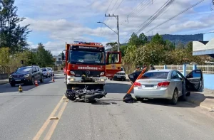 Colisão entre carro e moto deixa dois homens feridos em Rio do Sul