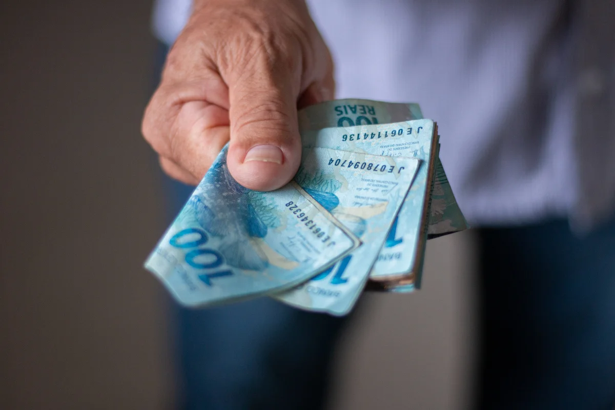 Polícia Militar apreende R$ 500 em notas falsas, escondidas em livro de caça-palavras