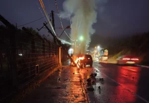Acidente em Ibirama: carro pega fogo após colisão contra poste