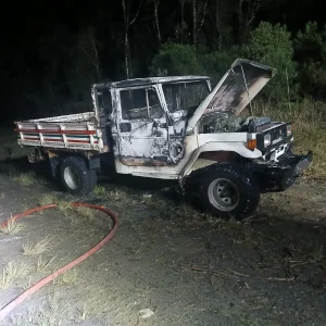 Bombeiros combatem incêndio em veículo em Otacílio Costa