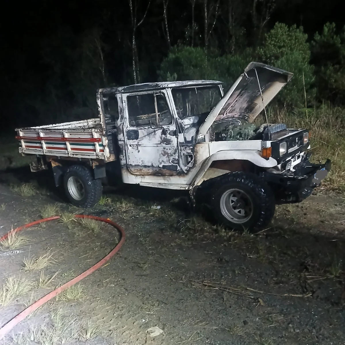Bombeiros combatem incêndio em veículo em Otacílio Costa