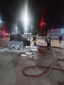 Motorista é alertado que havia fogo e fumaça saindo por baixo do veículo, estaciona, sai do carro e chamas se alastram