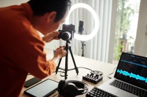 Justiça autoriza penhora de ganhos de influenciador em redes sociais para pagar dívida