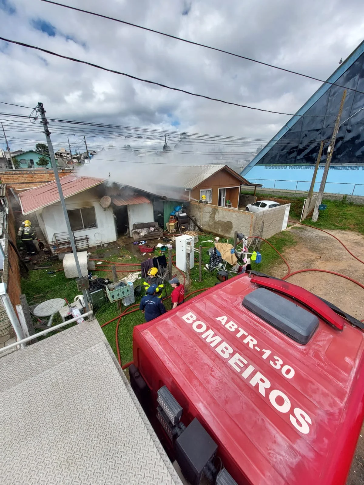 Idosa e três filhos com necessidades especiais são socorridos por vizinhos de incêndio em residência