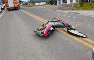 Motociclista tem fratura no dedo após acidente na SC-114, em Taió