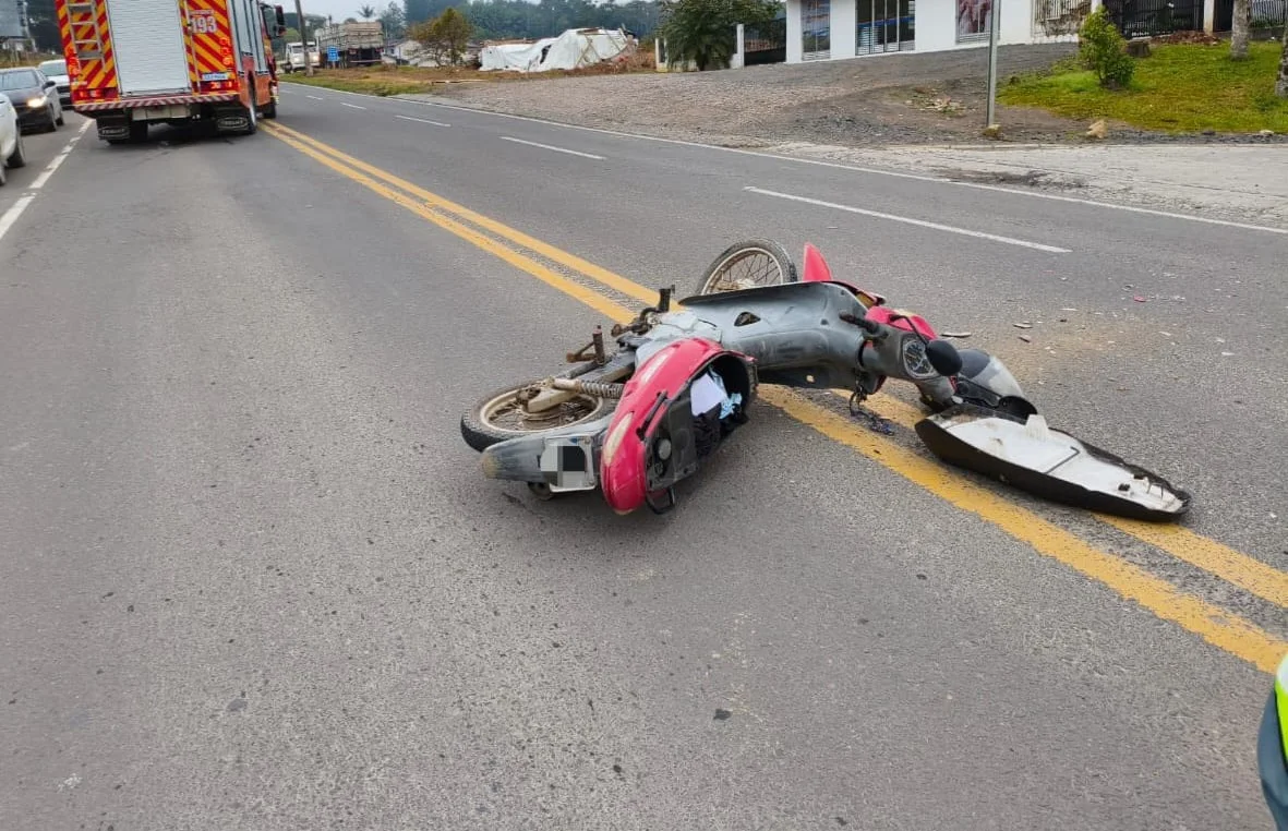 Motociclista tem fratura no dedo após acidente na SC-114, em Taió