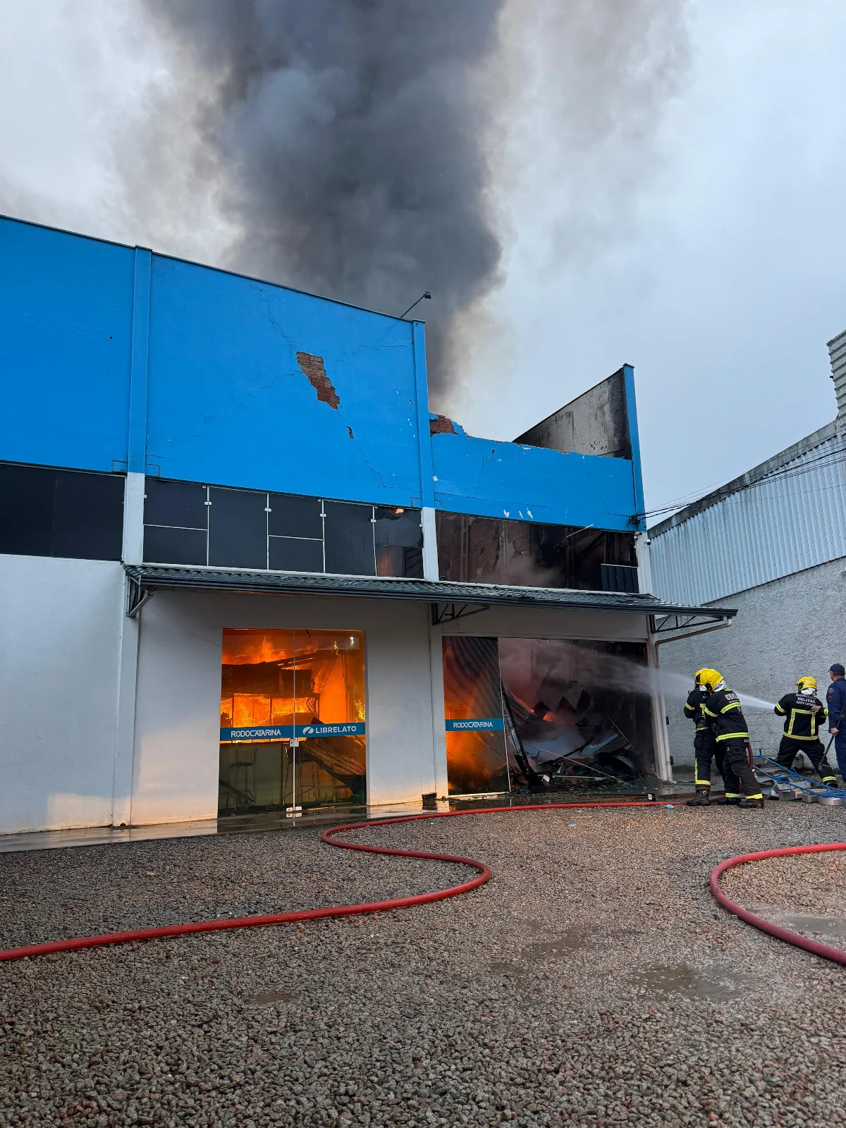 Incêndio em empresa de implementos rodoviários mobiliza bombeiros em Rio do Sul