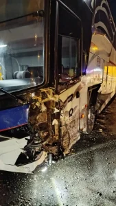 Duas pessoas ficam feridas em acidente envolvendo carro e ônibus, na BR-470 em Ibirama