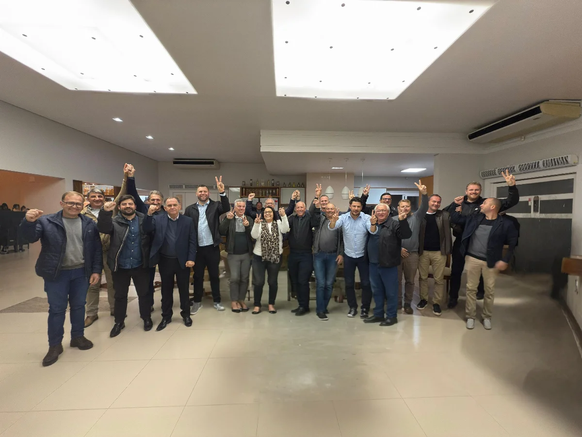 15 prefeitos e 6 vice-prefeitos declaram apoio à reeleição do deputado Oscar Gutz (PL)