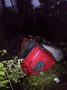 Caminhão tanque carregado de combustível capota em direção a um córrego a margem da rodovia em Presidente Nereu